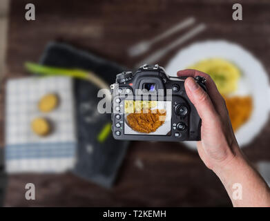 Mann, Foto von Fried Chicken Steak oder Schnitzel mit Kartoffelbrei auf Holz Tisch Stockfoto