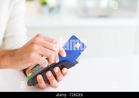 Nahaufnahme des Menschen Hände halten Point of Sale Terminal, dataphone Für shopping Zahlung mit Kreditkarte Stockfoto