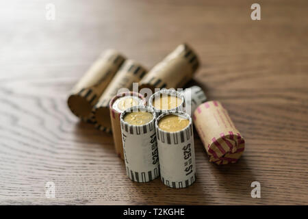 17. Februar 2019 - Stapel von 1 Kanadischen Dollar Münzen aufgerollt für einfache Zählung in der Bank zu deponieren und Ändern Stockfoto
