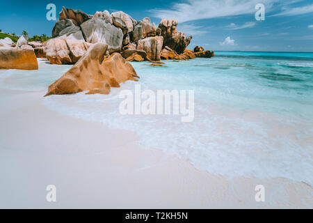 Granit Findlinge auf Anse Cocos Beach, Seychellen. Reiner weißer Sand, türkises Wasser, blauer Himmel. Ferienhäuser Travel Concept. Stockfoto