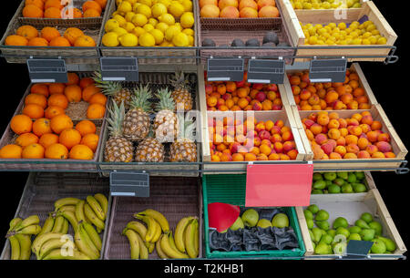 Markt mit vielen verschiedenen Früchten Abschaltdruck Stockfoto