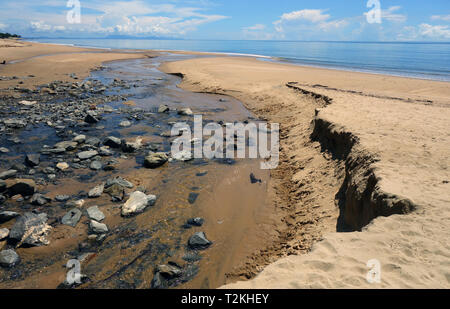 Creek fließt über Ellis Beach, nördlich von Cairns, Queensland, Australien Stockfoto