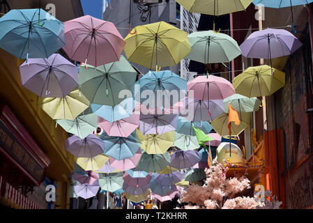 Bunte Sonnenschirme in einer Straße in Psirri, Athen, Griechenland, hängend Stockfoto