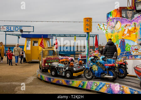 Die Kirmes und kleinen Themenpark auf der Promenade in der Küstenstadt Hunstanton Norfolk auf einer langweiligen und bewölkten Tag Mitte März. Die Rid Stockfoto