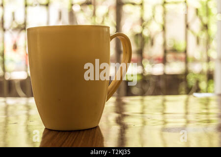 Closeup Bild einer Tasse Cappucino, Mokka, Latte, Americana, Espresso Kaffee Aroma für auf rustikalen Holztisch Hintergrund im Cafe mit Hintergrund o Stockfoto