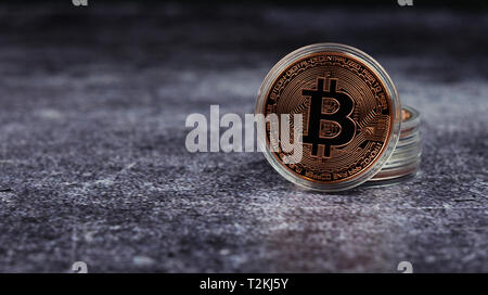 Internet Währung bitcoin Münze Gold und Silber auf einem dunklen Hintergrund Stockfoto