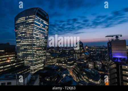 Abend fällt über London. Ein Blick aus dem Garten auf 120 Stockfoto