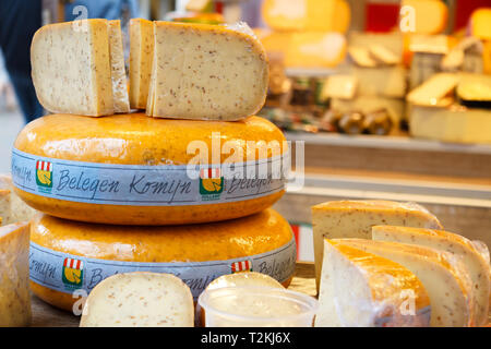Gestapelt, holländischen Käse Rad mit geschnittenen Käse Stockfoto
