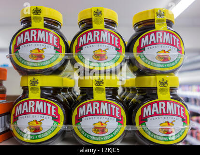 Nahaufnahme von Gläsern mit Marmite-Hefeextrakt, die auf einem Supermarktregal in London, England, Großbritannien, gestapelt wurden Stockfoto