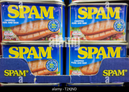 Gestapelte Dosen der ungeöffneten Hormel Foods Spam auf einen Supermarkt. Stockfoto