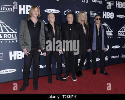 März 27, 2019 - Brooklyn, New York, USA - 29. März 2019 - Brooklyn, New York - Joe Elliott, Pete Willis, Steve Clark, Rick Savage und Vivian Campbell (Def Leppard) in die Rock and Roll Hall of Fame Induction Ceremony Ankünfte, bei der Barclays Center. Photo Credit: LJ Fotos/AdMedia (Credit Bild: © Ylmj/AdMedia über ZUMA Draht) Stockfoto