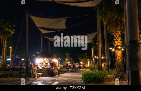 Dubai, Vereinigte Arabische Emirate; souvenir Schaufel in La Mer Strand Stockfoto