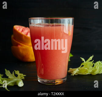 Glas frisch gepressten Grapefruitsaft mit Grapefruit Schichten. Stockfoto