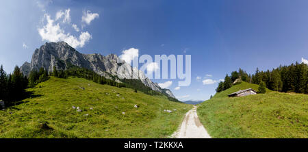 Wanderung von Bindalm zur Halsalm und zurück zum Hintersee. Stockfoto