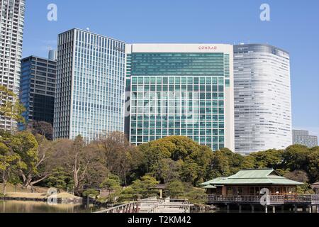 Eine Ansicht der Tokyo Wolkenkratzer von Hamarikyu Gärten, in Tokio, Japan. Stockfoto