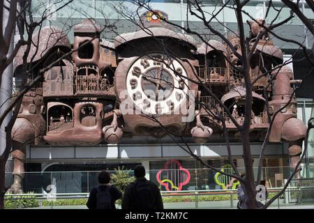 Hayao Miyazaki's Nippon Television große Uhr in Tokio, Japan. Stockfoto