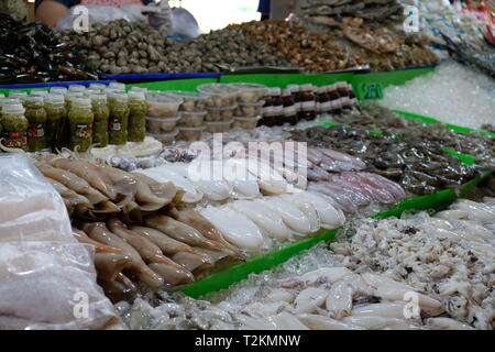 Frische Meeresfrüchte zum Verkauf auf einem traditionellen Markt in Thailand Stockfoto