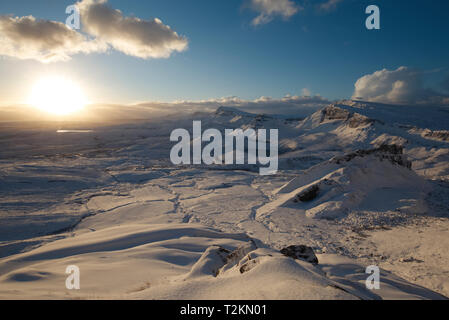 Winter Sonnenaufgang über trotternish Ridge. Blick von quiraing. Stockfoto