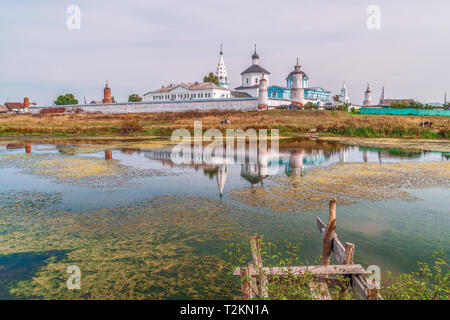 Anzeigen und Reflexion von Geburt der Jungfrau Bobrenev Kloster. Kolomna. Region Moskau. Russland Stockfoto