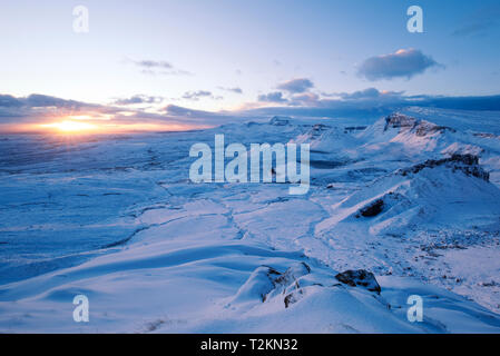 Winter Sonnenaufgang über trotternish Ridge. Blick von quiraing. Stockfoto