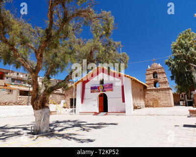 CALAMA, CL-CA. OKT 2018 - Dorf Ayquina in der Wüste von Atacama mit der Kirche Nuestra Señora de Guadalupe. Stockfoto
