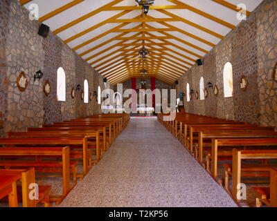 CALAMA, CL-CA. OKT 2018 - Dorf Ayquina in der Wüste von Atacama mit der Kirche Nuestra Señora de Guadalupe. Stockfoto