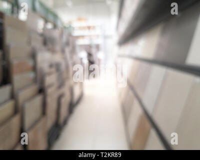 Hardware store Hintergrund. Verschwommen Bodenfliesen Regal Stockfoto