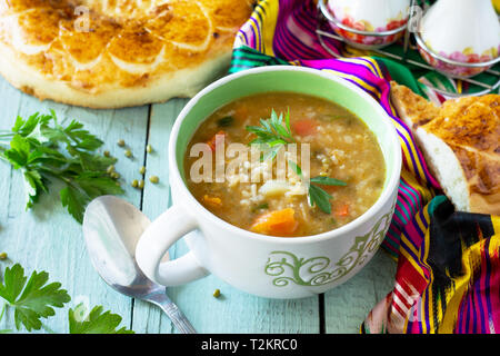 Die arabische Küche. Veranstaltungen Ramadan. Im Nahen und Mittleren Osten Mung Bohnensuppe auf hölzernen Tisch. Stockfoto