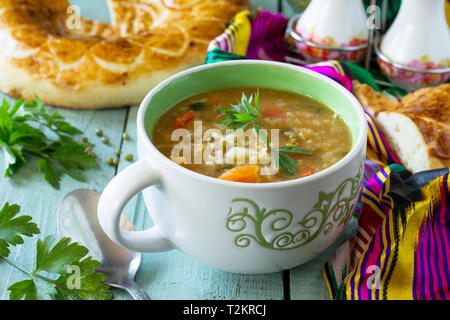 Die arabische Küche. Veranstaltungen Ramadan. Im Nahen und Mittleren Osten Mung Bohnensuppe auf hölzernen Tisch. Stockfoto