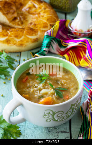 Die arabische Küche. Veranstaltungen Ramadan. Im Nahen und Mittleren Osten Mung Bohnensuppe auf hölzernen Tisch. Stockfoto