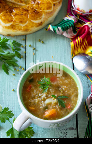 Die arabische Küche. Veranstaltungen Ramadan. Im Nahen und Mittleren Osten Mung Bohnensuppe auf hölzernen Tisch. Kopieren Sie Platz. Stockfoto