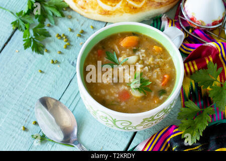 Die arabische Küche. Veranstaltungen Ramadan. Im Nahen und Mittleren Osten Mung Bohnensuppe auf hölzernen Tisch. Kopieren Sie Platz. Stockfoto