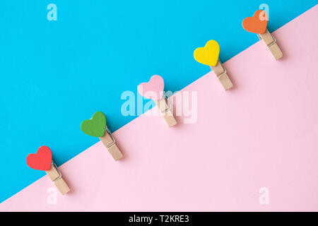 Herzform Wäscheklammern gegen Pastell-hintergrund minimal kreatives Konzept. Stockfoto