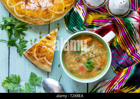 Die arabische Küche. Veranstaltungen Ramadan. Im Nahen und Mittleren Osten Mung Bohnensuppe auf hölzernen Tisch. Ansicht von oben flach Hintergrund. Stockfoto