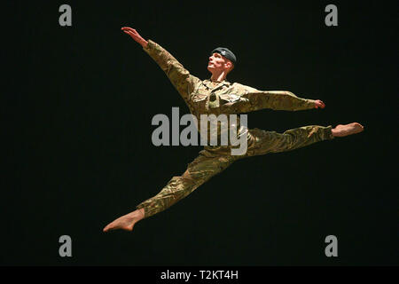 Mit Soldat in der Britischen Armee, Trooper Alex Smith, 22, der 1. Der Königin Dragoon Guards, Sprünge in die Luft während der Proben für eine Produktion '10 Soldaten durch die Rosie Kay Dance Company über militärische Leben. Stockfoto