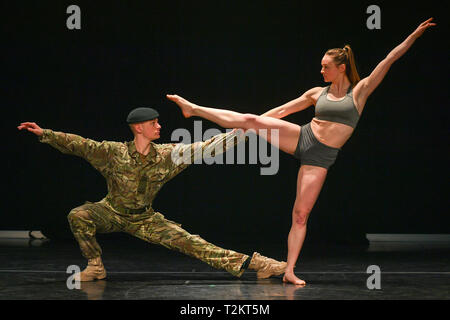 Mit Soldat in der Britischen Armee, Trooper Alex Smith, 22, der 1. Der Königin Dragoon Guards, hält Tanzpartner Harriet Ellis in einem während der Proben für eine Produktion '10 Soldaten 'pose von der Rosie Kay Dance Company über militärische Leben. Stockfoto