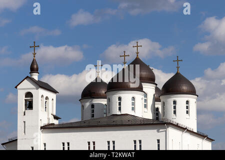 Kuppeln und Kreuze der orthodoxen Tempel gegen den blauen Himmel und weißen Wolken. Die Kirche des Hl. Sergius von Radonezh in Moskau Stockfoto