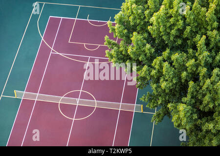 Universal sport Court mit Rot, Hintergrund, Ansicht von oben im Sommer. Stockfoto