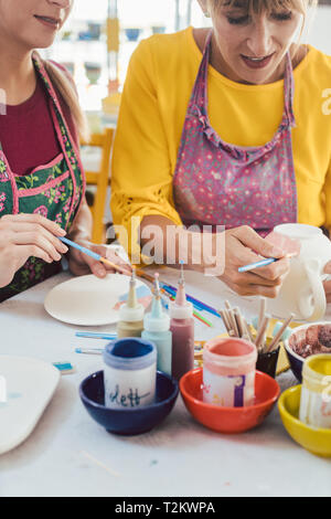 Zwei Freundinnen Malerei Eigene handgefertigte Keramik in einer Hobbywerkstatt Stockfoto