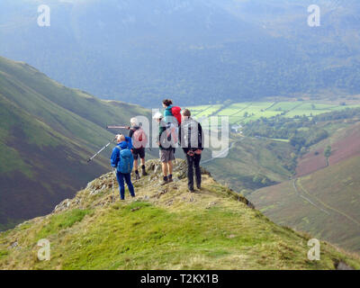 Eine Fellwalking Gruppe stehen und von Knott Ridge auf dem Wainwright Ard Crags, Newlands Valley, Lake District National Park, Cumbria, Großbritannien. Stockfoto