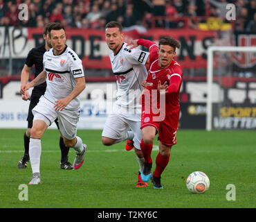 Sport, Fußball, Niederrhein Cup, 2018/2019, Halbfinale, Rot Weiss Essen vs KFC Uerdingen 0-2, Stadion Essen, Hafenstraße, Szene des Spiels, v.l.n.r. Adam Matuschyk (KFC), Manuel Konrad (KFC), Kevin Grund (RWE) Stockfoto