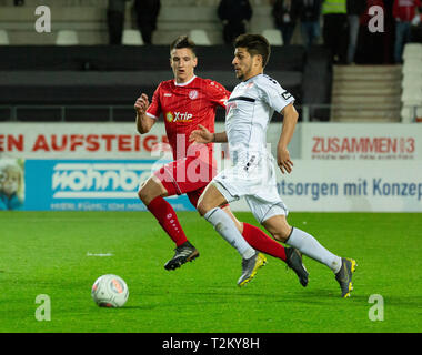 Sport, Fußball, Niederrhein Cup, 2018/2019, Halbfinale, Rot Weiss Essen vs KFC Uerdingen 0-2, Stadion Essen, Hafenstraße, Szene des Spiels, Roberto Rodriguez (KFC) Recht und Noah Korczowski (RWE) Stockfoto