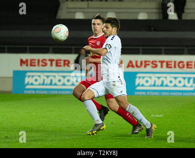 Sport, Fußball, Niederrhein Cup, 2018/2019, Halbfinale, Rot Weiss Essen vs KFC Uerdingen 0-2, Stadion Essen, Hafenstraße, Szene des Spiels, Roberto Rodriguez (KFC) Recht und Noah Korczowski (RWE) Stockfoto