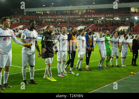 Sport, Fußball, Niederrhein Cup, 2018/2019, Halbfinale, Rot Weiss Essen vs KFC Uerdingen 0-2, Stadion Essen, Hafenstraße, nachdem das Spiel Krefeld Spieler und Fußball-Fans bei der gewinnen Freude Stockfoto