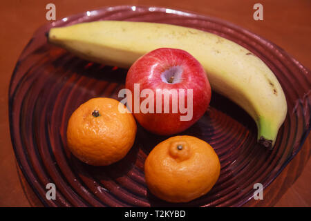 Frischen tropischen asiatischen Obst (Banane, Apfel, Tangerine Orangen) Im traditionellen Hotel Zimmer kostenlos. Vegetarische und vegane Lebensmittel Stockfoto