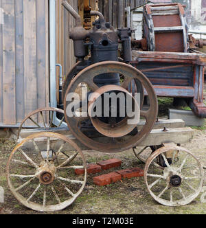 Rusty vintage kleine Traktoren Dieselmotor und retrol Maschinen in der Nähe des ländlichen Schuppen. Die Ausstattung ist mehr als vor hundert Jahren. Mas Stockfoto