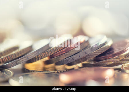 Ein Haufen von Euro-münzen frei auf dem Tisch liegen. Close-up europäisches Geld und Währung. Stockfoto