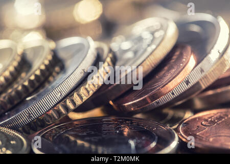 Ein Haufen von Euro-münzen frei auf dem Tisch liegen. Close-up europäisches Geld und Währung. Stockfoto