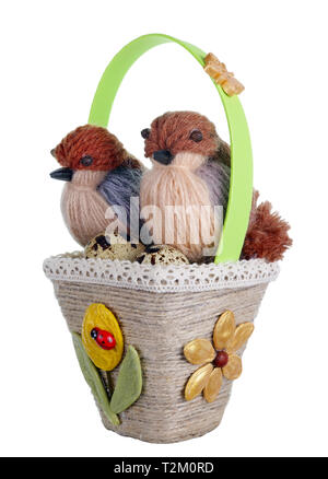 Ostern Handmade Warenkorb Nest von Seil und Pasta mit lustigen Vögel und Wachteleier. Auf weissem studio Makroaufnahme isoliert Stockfoto