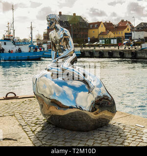 HELSINGOR, Dänemark; 24. MÄRZ 2019. Statue namens "HAN" im Hafen, durch die das Artist Team Elmgreen Dragset erstellt. Stockfoto